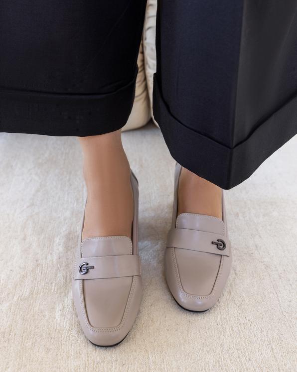 Beżowe mokasyny damskie skórzane na wysokim obcasie 105-91181-BEŻ