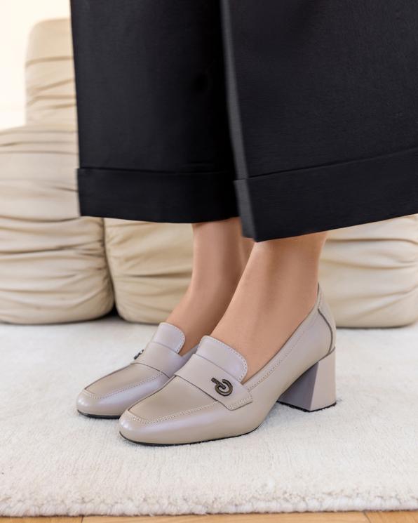 Beżowe mokasyny damskie skórzane na wysokim obcasie 105-91181-BEŻ