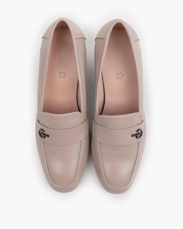 Beżowe mokasyny damskie skórzane na wysokim obcasie 105-91181-BEŻ