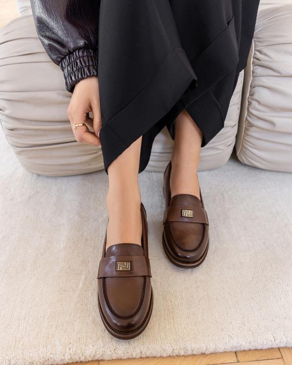 Brązowe mokasyny damskie skórzane na niskim obcasie 139-56491-BRĄZ