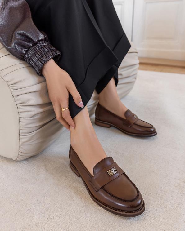 Brązowe mokasyny damskie skórzane na niskim obcasie 139-56491-BRĄZ