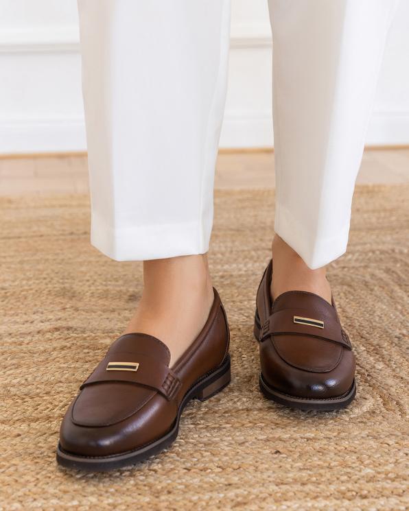 Brązowe mokasyny damskie ze skóry licowej z ozdobą 139-18391-BRĄZ