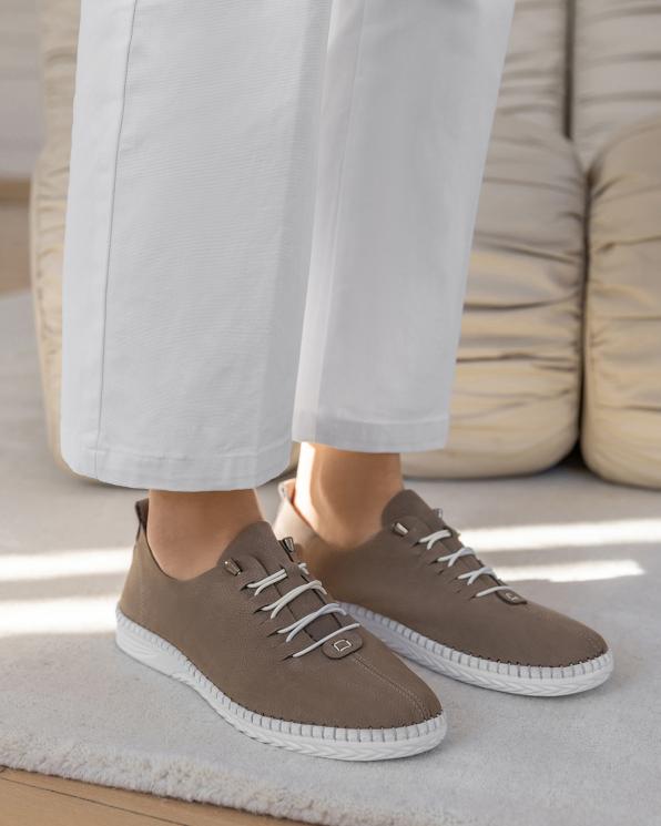 Ciemnobeżowe półbuty damskie skórzane z przeszywaną podeszwą 165-45152-NUBUK