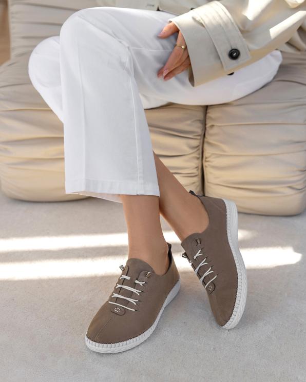 Ciemnobeżowe półbuty damskie skórzane z przeszywaną podeszwą 165-45152-NUBUK