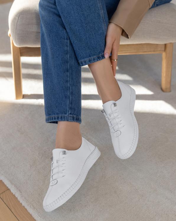 Białe półbuty damskie sznurowane ze skóry licowej 165-45152-BIAŁY