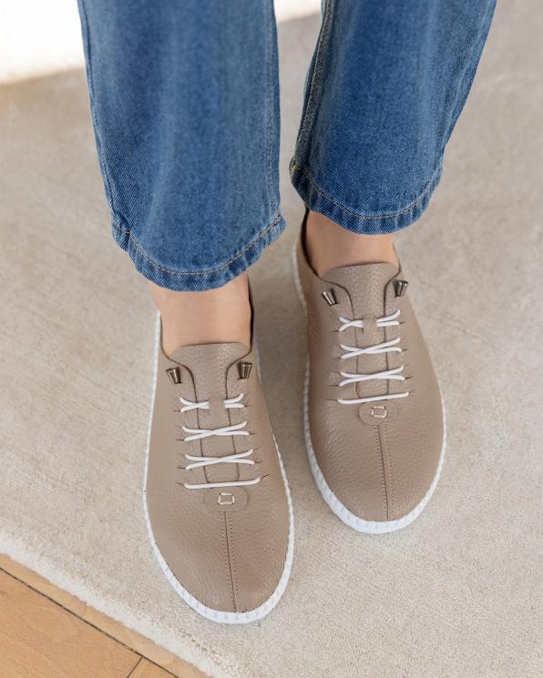 Beżowe trampki damskie skórzane  z przeszywaną podeszwą 165-45152-BEŻ