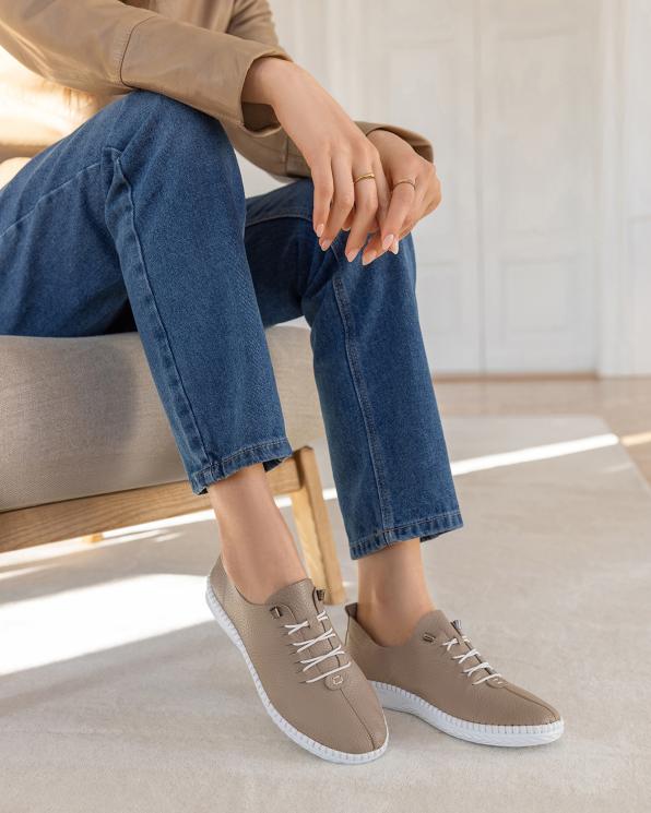 Beżowe trampki damskie skórzane  z przeszywaną podeszwą 165-45152-BEŻ