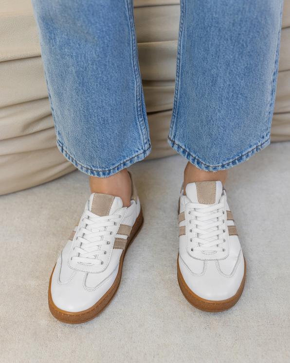 Białe adidasy damskie ze skóry licowej z beżowymi wstawkami 165-30552-BIA-BE