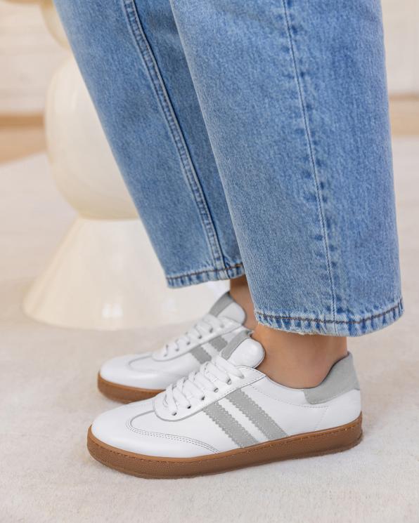 Białe adidasy damskie skórzane z szarymi wstawkami 165-00552-BIA-S