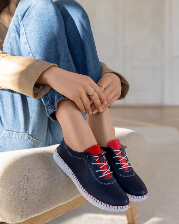 Granatowe trampki damskie sznurowane ze skóry licowej 165-52042-NIEBIE