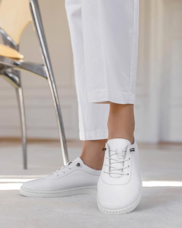 Białe trampki damskie ze skóry licowej z przeszywaną podeszwą 165-52042-BIAŁY