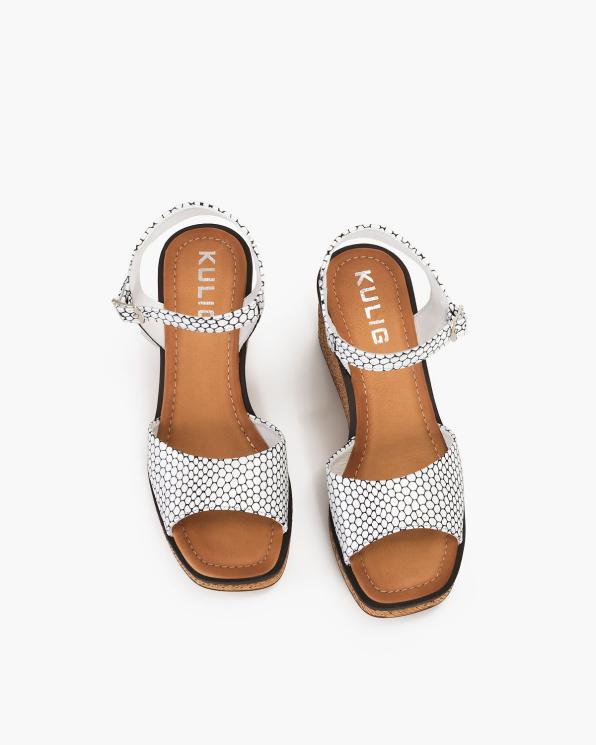 Białe sandały damskie lakierowane na koturnie  043-816-BIAŁO-CZ