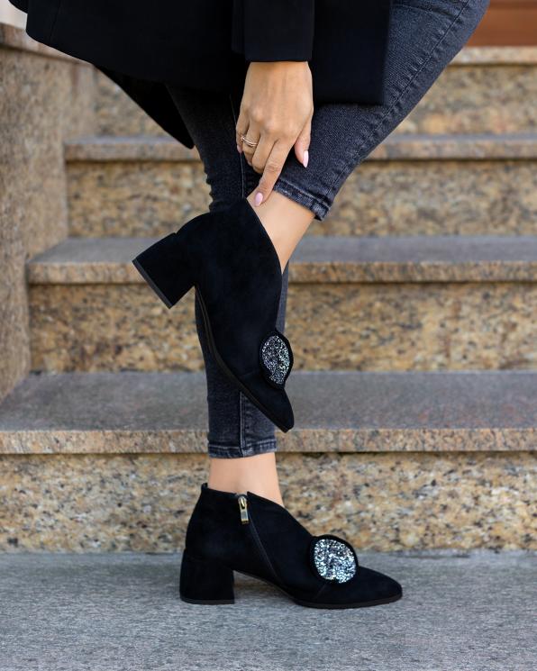 Czarne botki damskie zamszowe na klocku z ozdobą 131-25-281-MIX