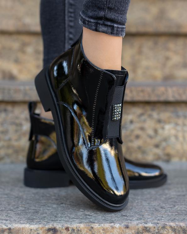 Czarne botki damskie ze skóry lakierowanej na niskim obcasie 131-911-25-CZARN