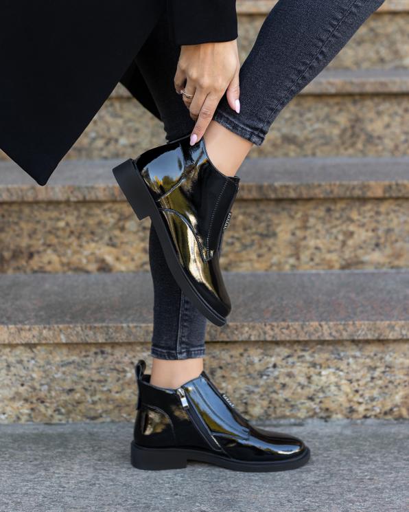 Czarne botki damskie ze skóry lakierowanej na niskim obcasie  131-911-25-CZARN