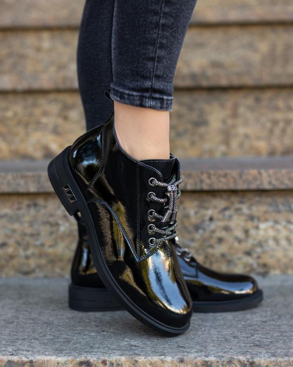 Czarne botki damskie sznurowane ze skóry lakierowanej 131-25-421-CZARN
