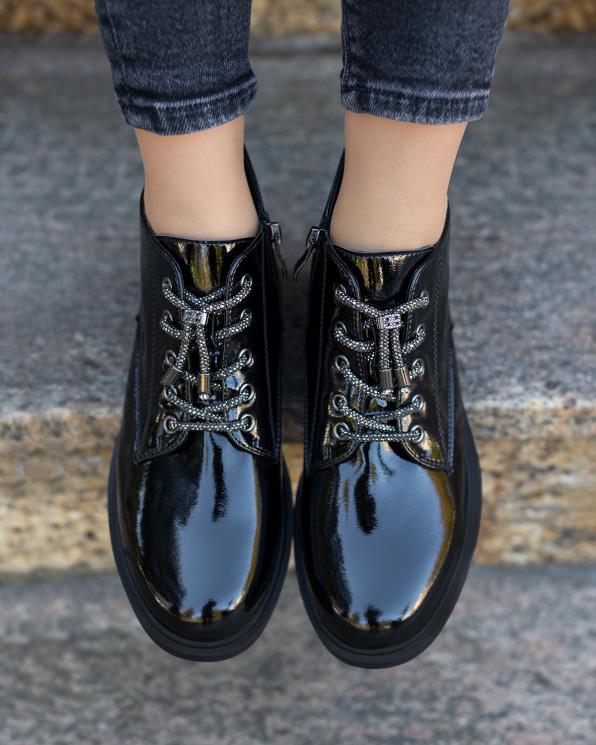 Czarne botki damskie sznurowane ze skóry lakierowanej  131-25-421-CZARN