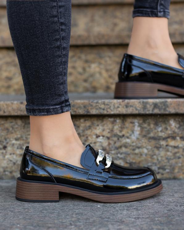 Czarne mokasyny damskie ze skóry lakierowanej na klocku  131-25-271-CZARN