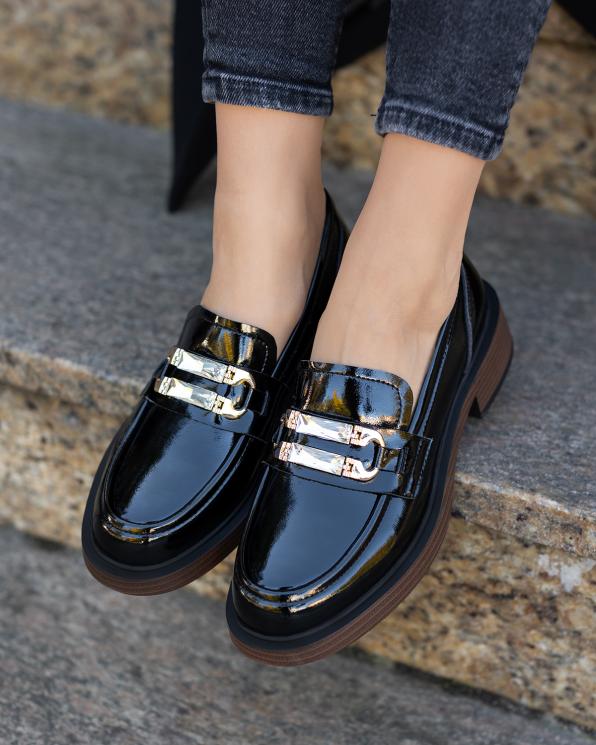 Czarne mokasyny damskie ze skóry lakierowanej na klocku 131-25-271-CZARN