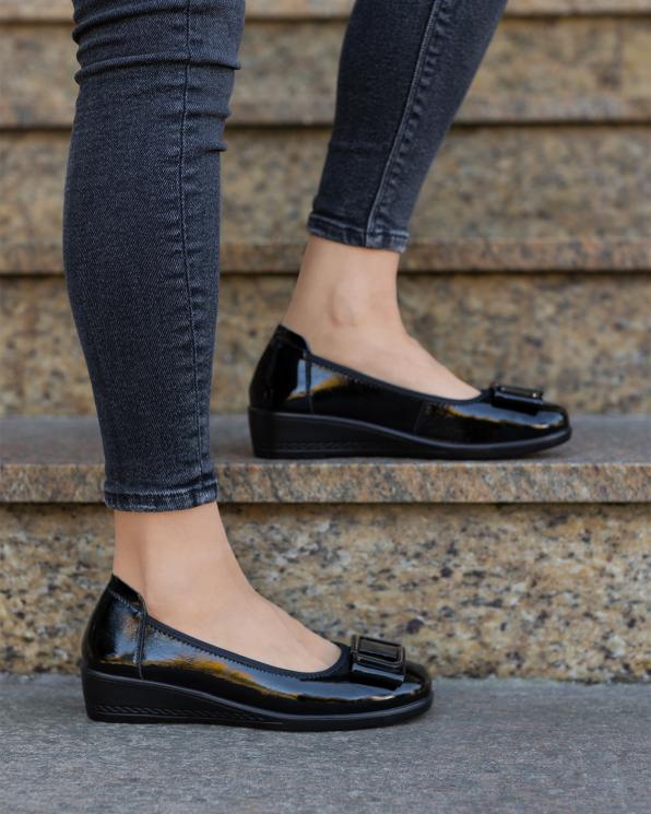 Czarne baleriny damskie ze skóry lakierowanej na koturnie 057-7-5200-CZA-L