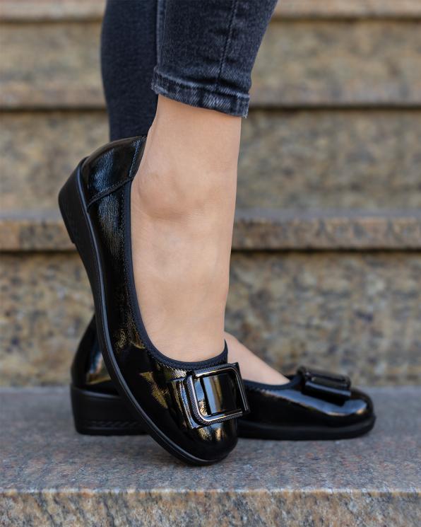 Czarne baleriny damskie ze skóry lakierowanej na koturnie  057-7-5200-CZA-L