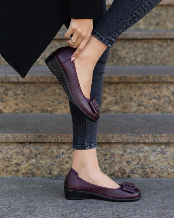 Bordowe baleriny damskie ze skóry licowej na koturnie 057-9-5200-BORDO