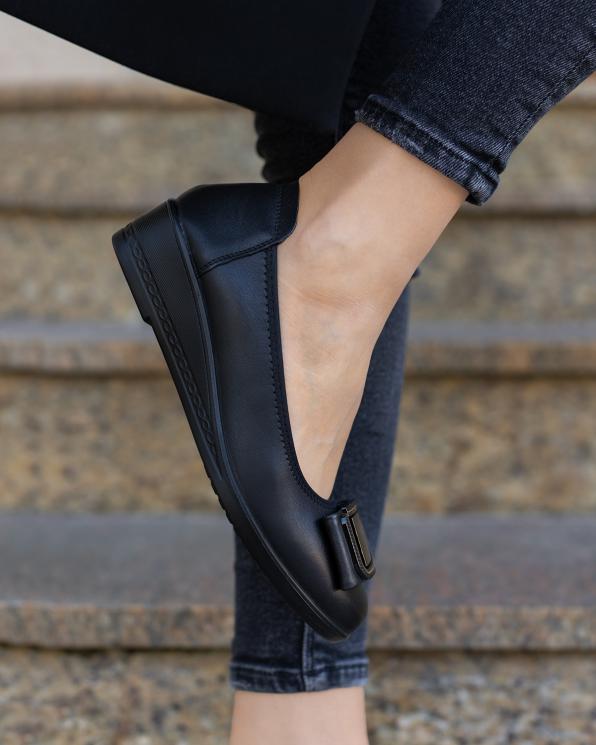 Czarne baleriny damskie skórzane na koturnie z ozdobą 057-8-5200-CZAR