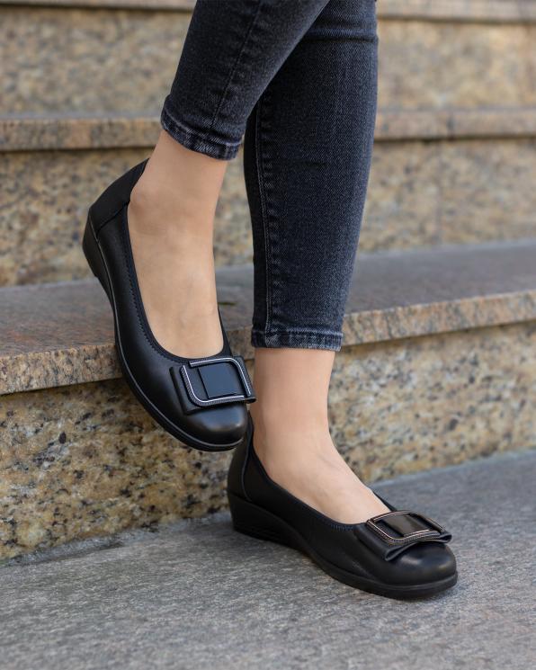 Czarne baleriny damskie skórzane na koturnie z ozdobą  057-8-5200-CZAR