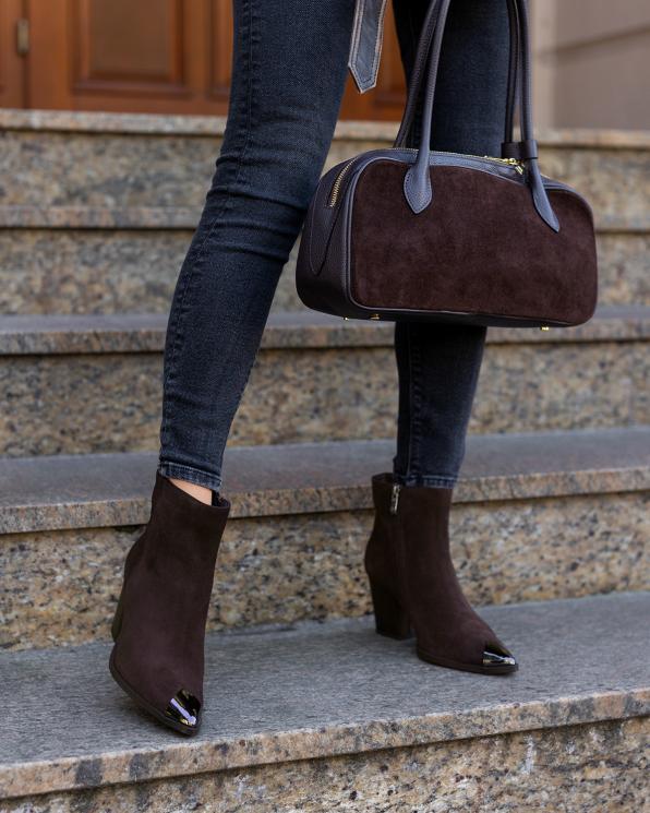 Czekoladowe botki damskie ze skóry zamszowej na słupku  058-8408-BRĄZ