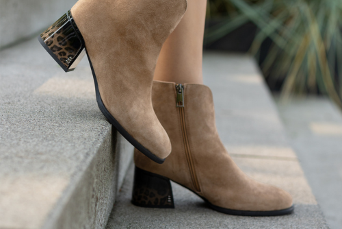 Z czym łączyć beżowe botki? Stylizacyjny must-have tej jesieni