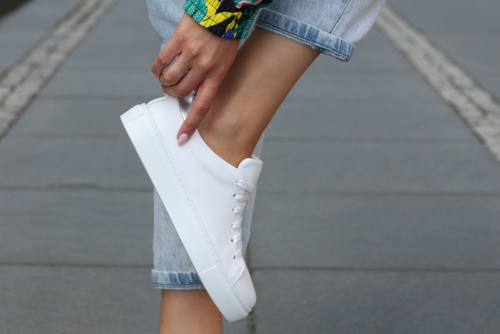 Białe trampki jesienią – trend, który nie przemija