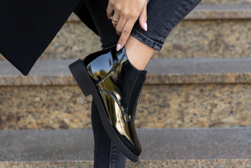 Czarne botki na każdą okazję – jak je nosić jesienią i zimą?