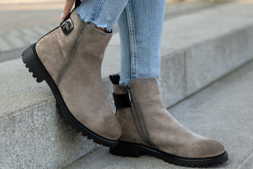 Jesienne stylizacje z beżowymi butami – jak stworzyć look w ciepłych tonach?