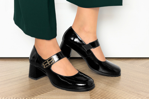 Jak nosić czółenka na słupku jesienią i zimą? Stylizacje, które zawsze wyglądają dobrze