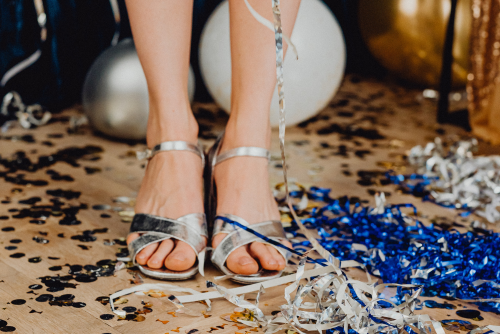 Jaki kolor butów wybrać na sylwestra? Praktyczne wskazówki, które porządkują stylizację