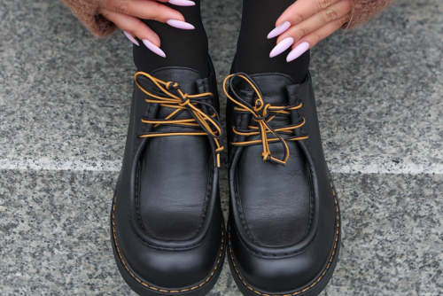 Jakie buty pasują do swetra oversize? Zestawy na zimę, które zawsze wyglądają spójnie