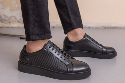 Czarne botki męskie – jak je stylizować z wełnianymi spodniami?