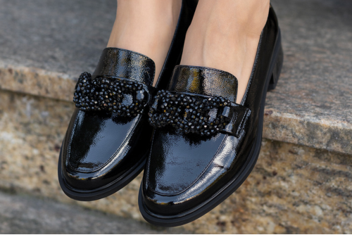 Mokasyny damskie w stylizacjach – jak łączyć je ze spodniami, sukienkami i spódnicami