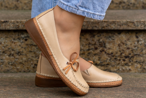 Beżowe mokasyny – klasyka, która ożywia wiosenną garderobę