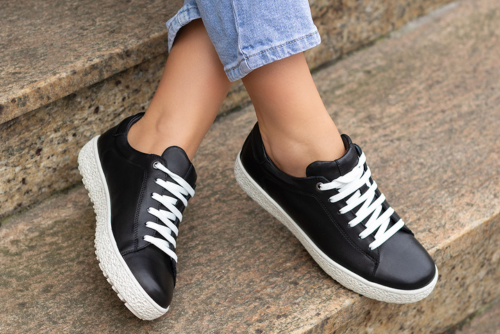 Półbuty sportowe damskie w stylizacjach – jak nosić je na co dzień i do pracy?