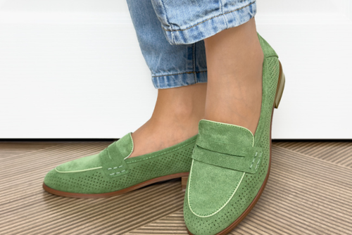 Buty ze skóry ekologicznej na wiosnę – modne fasony i inspiracje