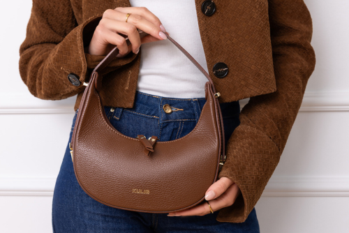 Beżowy trencz i torebka – jakie kolory dodatków pasują najlepiej?