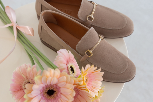 Jakie buty do sukienki w kwiaty? Wiosenne inspiracje stylizacyjne