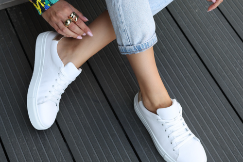 Do czego pasują białe buty damskie? Stylizacje, które zawsze wyglądają dobrze