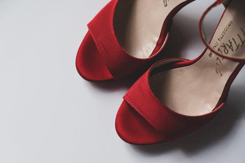 Jakie buty wybrać do czerwonej sukienki? Podpowiadamy