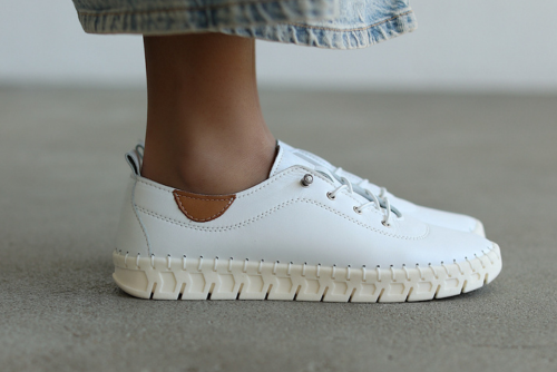 Z czym nosić jasne sneakersy damskie?