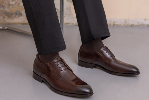 Brązowe buty do garnituru ślubnego – jak je stylizować?