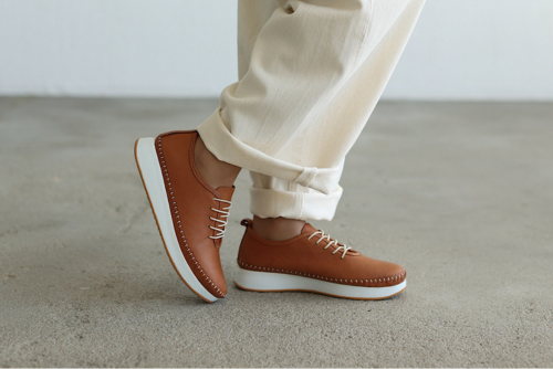 Modne sneakersy damskie na wiosnę i lato - jakie modele warto mieć w codziennej garderobie?