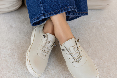 Jakie buty do szerokich spodni damskich? Sprawdzone połączenia na wiosnę i lato