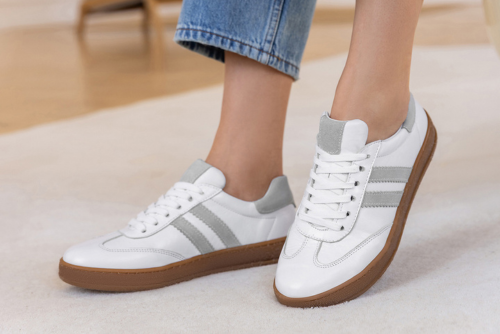 Z czym łączyć skórzane trampki damskie? Sprawdzone stylizacje na wiosnę